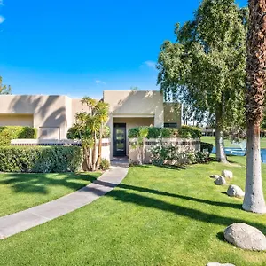 https://midnight-at-the-oasis.palm-springs-ca-hotels.com
